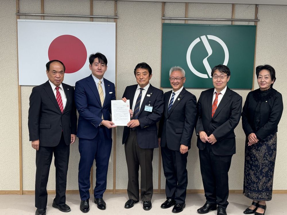 会派として市長へ予算要望書を提出する渡辺 しょう